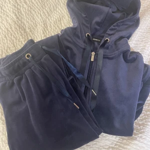 Velourset från Gina  - Populärt mjukisset från Gina Tricot i mörkblå velour. Stl XS i båda delarna. 