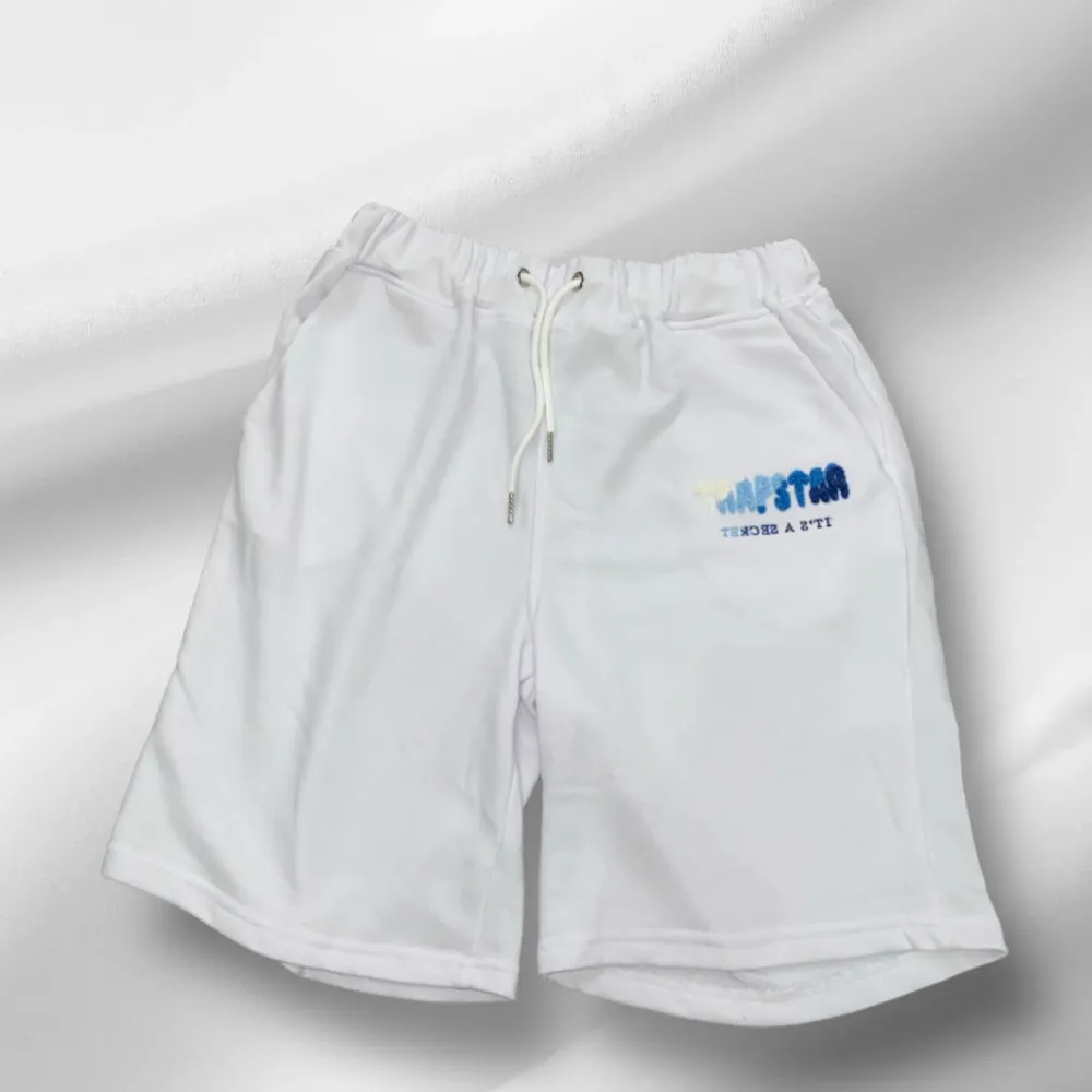 Säljer denna trapstar shorts, passar storleken M och S, byxan är oanvänd och priset kan diskuteras vid snabb . Shorts.