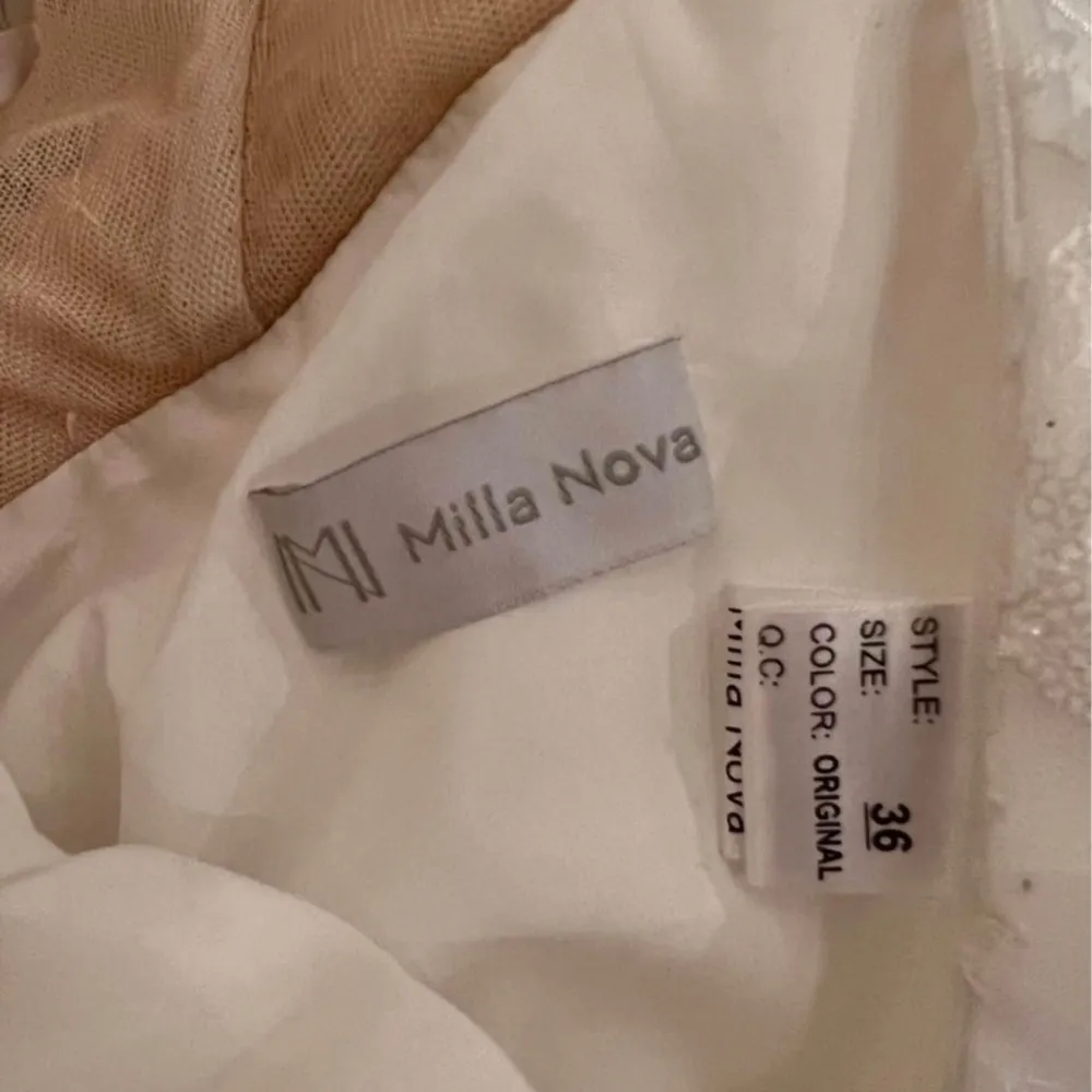 Brudklänning Milla Nova från Stockholm brud & fest. Använd , i bra skick men behöver kemtvättas. En brudslöja ingår med i priset. Storlek 36. . Klänningar.