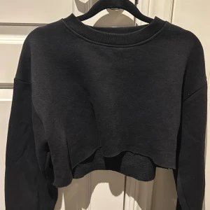Svart kort topp - En väldigt kort topp. Den är klippt till en magtröja och sjukt mjuk! Den är svart, långa ärmar. Säljer pga att den inte riktigt är min stil längre. Köp nu!🩷