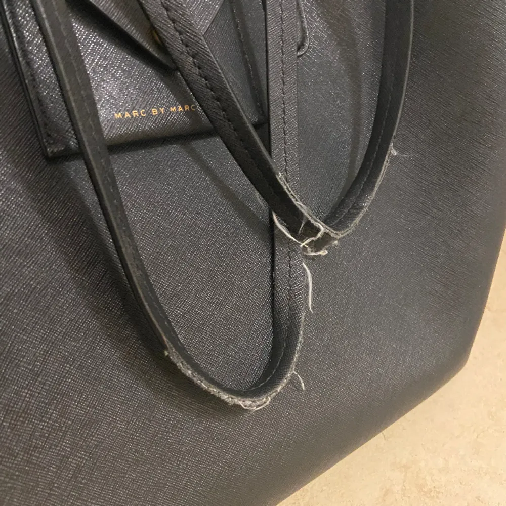 Säljer en fullt funktionsduglig Marc Jacobs väska (äkta). Dustbag medföljer! Lite sliten i remmen, inga andra skador. Se bilder! . Väskor.