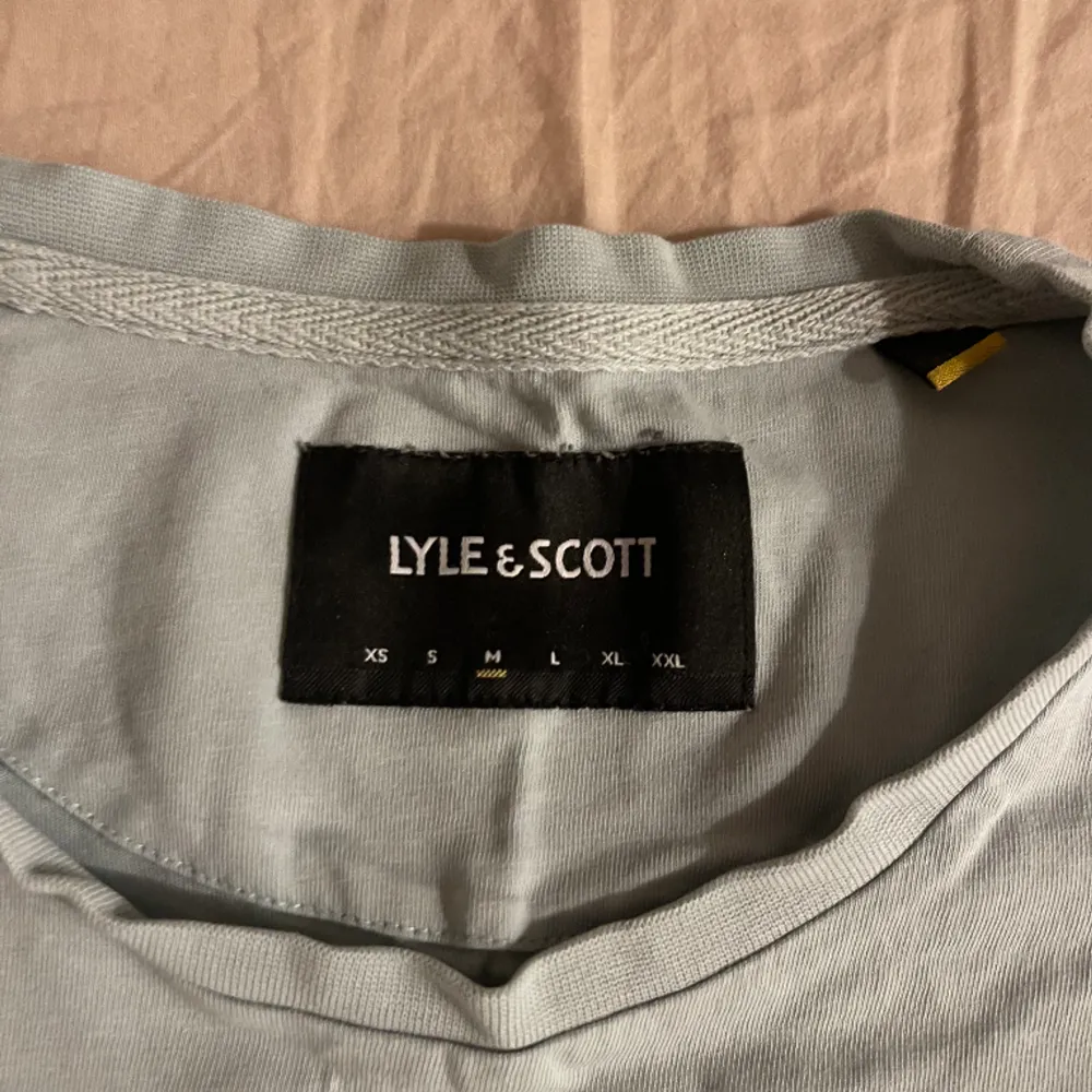 Snygg T-shirt från lyle & scott, använd men i bra skick!. T-shirts.