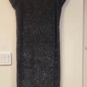 Glittrig klänning - Denna klänningen är så fin och skön! Stretchig, formar sig fint mot kroppen