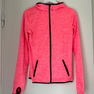 Workout tröja  - Workout tröja i korall färg. Använd fåtal grr. 