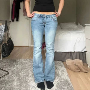 Lågmidjade flared jeans - Så snygga utsvängda lågmidjade jeans från brandy melville! Första två bilderna är lånade, sista är min💝 passar storlekar 34-36