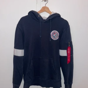 ALFA Hoodie - En alfa hoodie i storlek: S som jag säljer på grund av att den är för liten. Inget trasigt med tröjan förutom att alfa patchen är rätt så sliten.