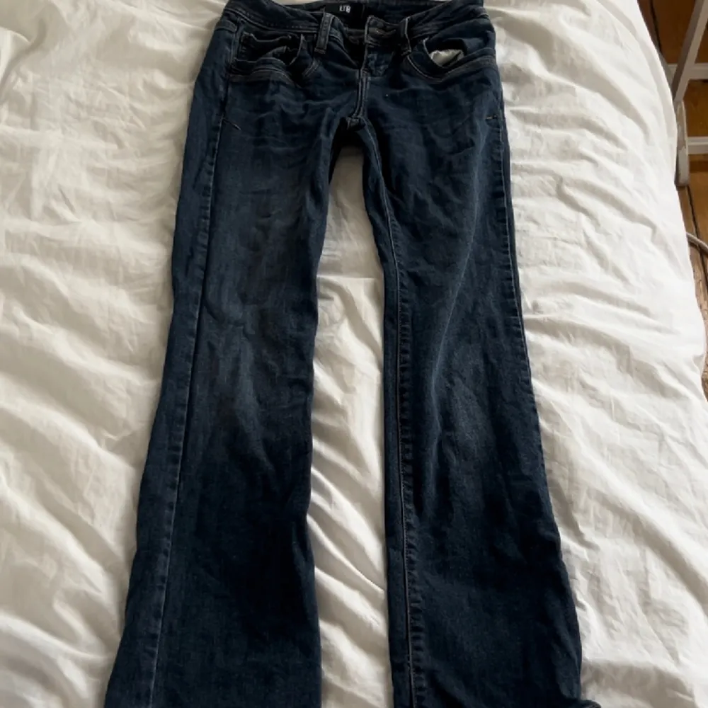 Säljer mina super snygga bootcut jeans från ltb. Storlek 24/30 och säljer för 450 kr. Bra skick då de inte är använda så mycket men när jag har använt dem har jag använt dem sparsamt💕Köparen står för frakten, jag kan mötas upp!. Jeans & Byxor.