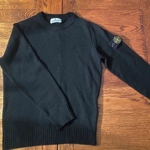 Svart Stone Island Tröja - Skick: 10/10 (endast använd 1 gång) Storlek: 10 år (passar även för 12) Nypris: 2100 kr