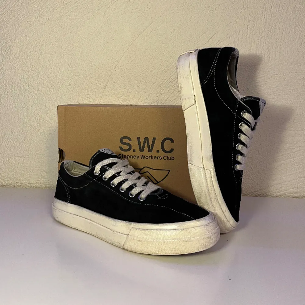 Säljer ett par riktigt stilrena suede sneakers från Stepney workers club/S.W.C. Storlek 41, låda fås med, använda men fortfarande fina. . Skor.