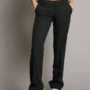 Bikbok kostymbyxor - Säljer mina då dom är för korta för mig. Jag är 164 och i byxorna är det storlek 36 Om de finns intresse så kan jag skicka en bättre bild hur dom sitter på oxå