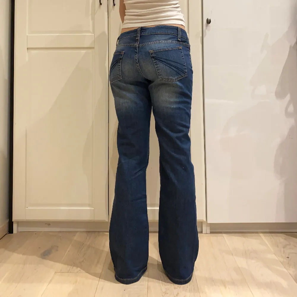 midja 40 cm rakt över o innerben 80 cm ja e 170 för referens💕. Jeans & Byxor.