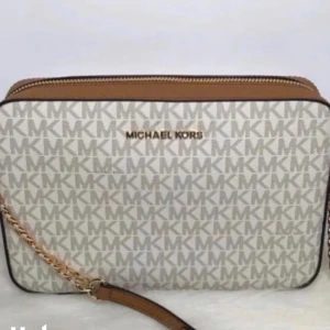 Micheal Kors väska  - Micheal kors väska, inga skador på väskan, så gott som ny. Nypris 2300kr säljer för 799kr 