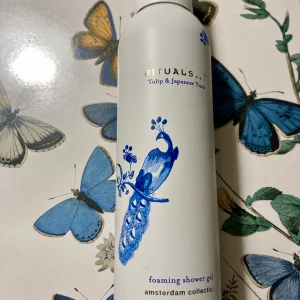 *NY* Amsterdam Foaming Shower Gel, 200 ml, Fr Rituals  - Upplev det härligt fylliga och väldoftande duschskummet från Amsterdam Collection. Den väldoftande kombinationen av japansk yuzu och nederländsk tulpan transporterar dina sinnen till guldåldern på 1600-talet, då öst mötte väst för första gången. 
