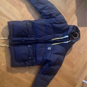Fjällräven dunjacka - Hallå! Säljer en fjällräven jacka i storlek L! Det saknas en knapp ( men stör absolut inte funktion) går att ordna en knapp hos återförsäljare!  Jackan är för övrigt i väldigt bra skick! 