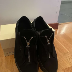 Axel arigato skor - Hej! Säljer nu dessa fräscha arigato skorna i bra skick, knappt använda.Priset kan diskuteras vid snabb affär. Nypris är 2650 kr