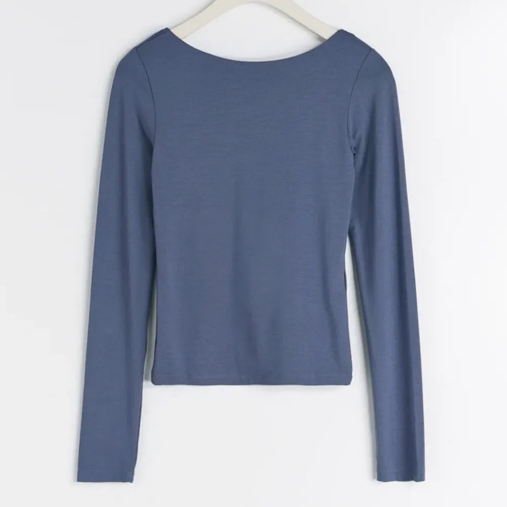 En långärmad tajt tröja med öppen rygg (färgen är samma som den på första bilden). Den är i Ginas ”soft touch” material så den är tajt och jätte mjuk❣️använt endast 1 gång. Toppar.