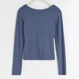 En långärmad tajt tröja med öppen rygg (färgen är samma som den på första bilden). Den är i Ginas ”soft touch” material så den är tajt och jätte mjuk❣️använt endast 1 gång