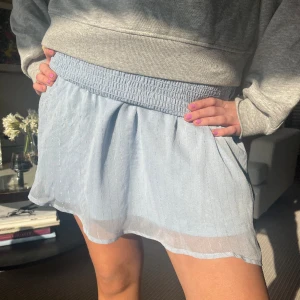 Sommar kjol - Snygg sommar kjol från ichi, ljusblå med silver glitter ränder på 😇😇 helt ok skick! Passar storlek S-L för den är strechig 