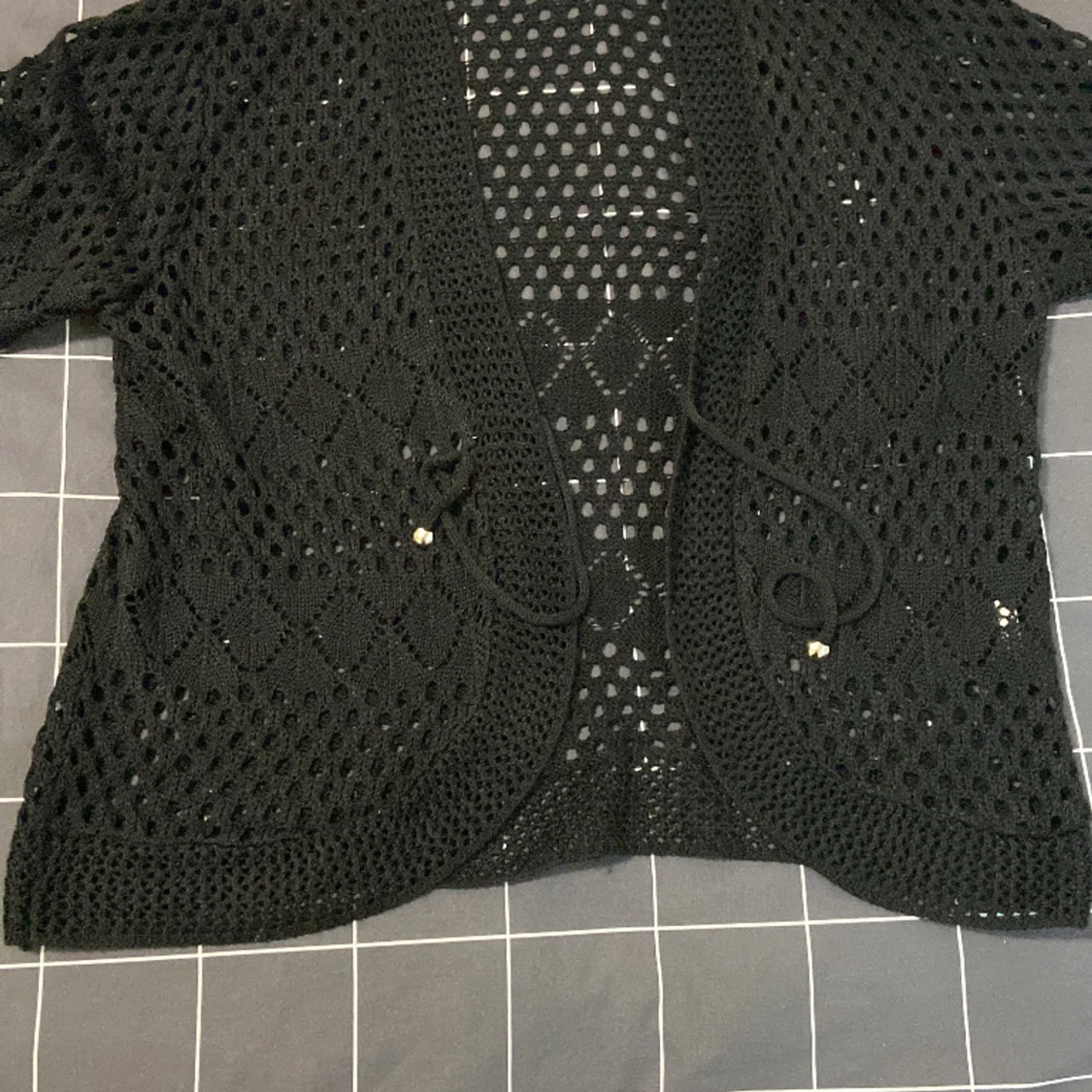 En svart stickad tröja  - 91