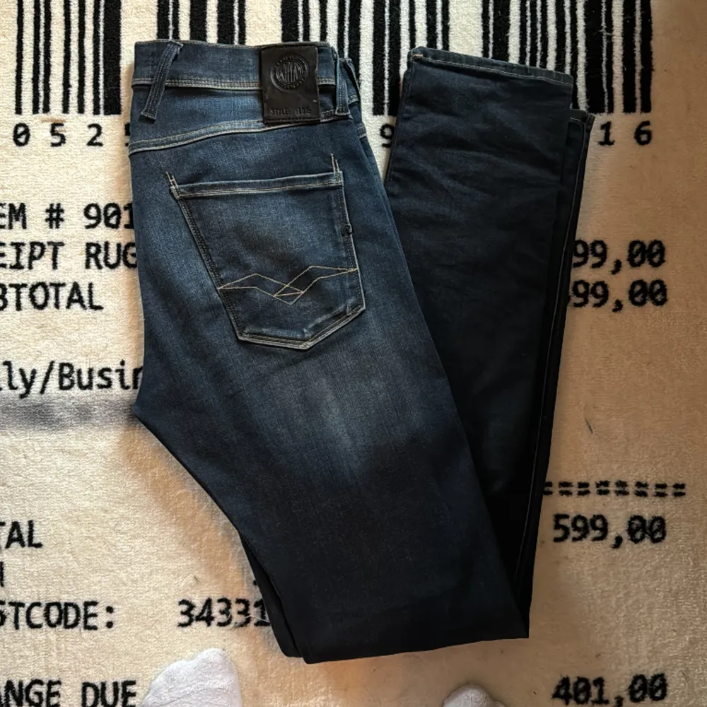 Replay Anbass Jeans | Utmärkt skick, inga tecken på användning | Storlek 30/34 | Nypris: 1700kr, mitt pris: 449kr | Modellen på bilden är 180cm | Hör av er vid fler frågor 🤝🏼. Jeans & Byxor.