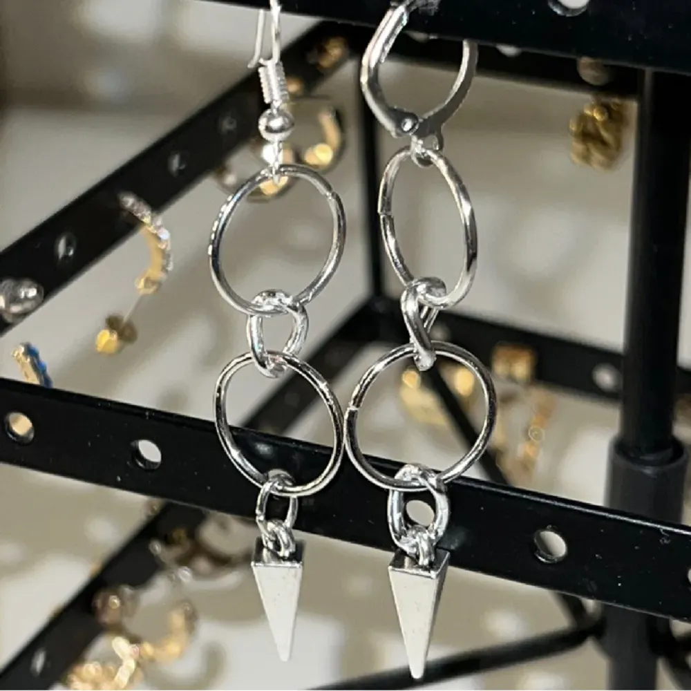 Supercoola handgjorda örhängen som är inspirerade av maria Nilsdotters örhängen. Örhängena är självklart oanvända. 85kr (frakten kostar 15kr). Hör av er vid intresse eller funderingar!💓✨. Accessoarer.