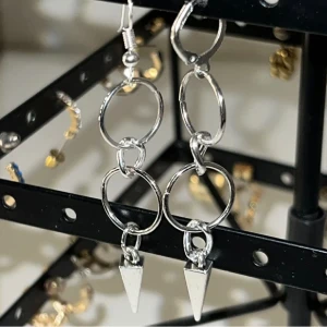 Örhängen  - Supercoola handgjorda örhängen som är inspirerade av maria Nilsdotters örhängen. Örhängena är självklart oanvända. 85kr (frakten kostar 15kr). Hör av er vid intresse eller funderingar!💓✨