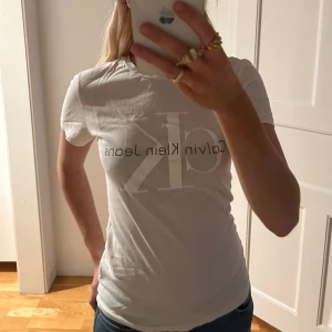 Calvin Klein  - Vit Tshirt från Calvin Klein, storlek XS🤍