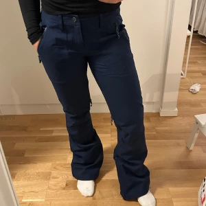 Burton skidbyxor  - Marinblåa Burton skidbyxor som säljs då dessa är lite för tajta för mig runt benen! Jättefina och bra byxor perfekta till skidåkningen! Har även öppning vid insidan av låren för att ”lufta” när de blir varmt! 