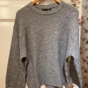 Grå stickad tröja - Jättefin! Lite nopprig men inget man lägger märke på!