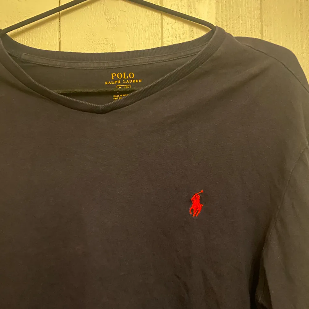 Säljer denna långärmade Ralph Lauren T-shirten. Tröjan är i fint. Tveka inte på att höra av dig vid funderingar!. T-shirts.