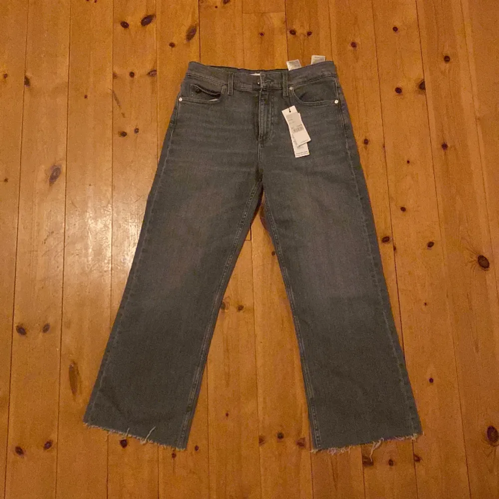 Ankel length, vida äkta Levis jeans. Original pris 1500 kr. Oanvända med prislapp kvar. Jeans & Byxor.