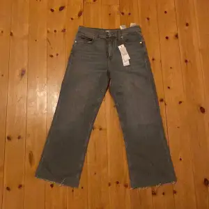 Ankel length, vida äkta Levis jeans. Original pris 1500 kr. Oanvända med prislapp kvar