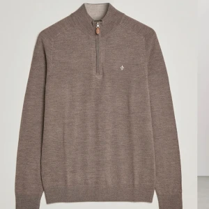 Half zip Morris  - Half zip tröja i merinoull från Morris. Tröjan är använd max två gånger, så är i nyskick. Storleken är M, men passar mer en S.😊 Priset går att diskutera.