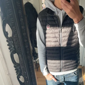 Colmar väst - Riktigt skön colmar väst väldigt bra skick 9/10 andvänd fåtal gånger. Bara skriva om de är något du undrar!😁