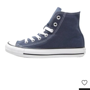 Converse  - Super fina marinblå converse som inte kommer till användning.