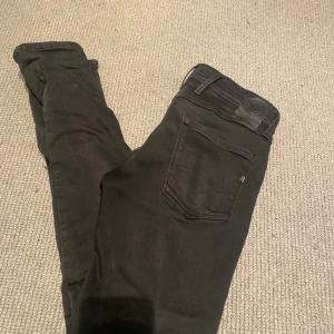 Replay jeans ripped🦾 - Tjena säljer nu dessa feta replay jeans i strlk 28/32, 9/10 skick inga defekter elr så Pris kan diskuteras vid snabb affär! Fraktar snabbt eller möts upp i Sthlm 