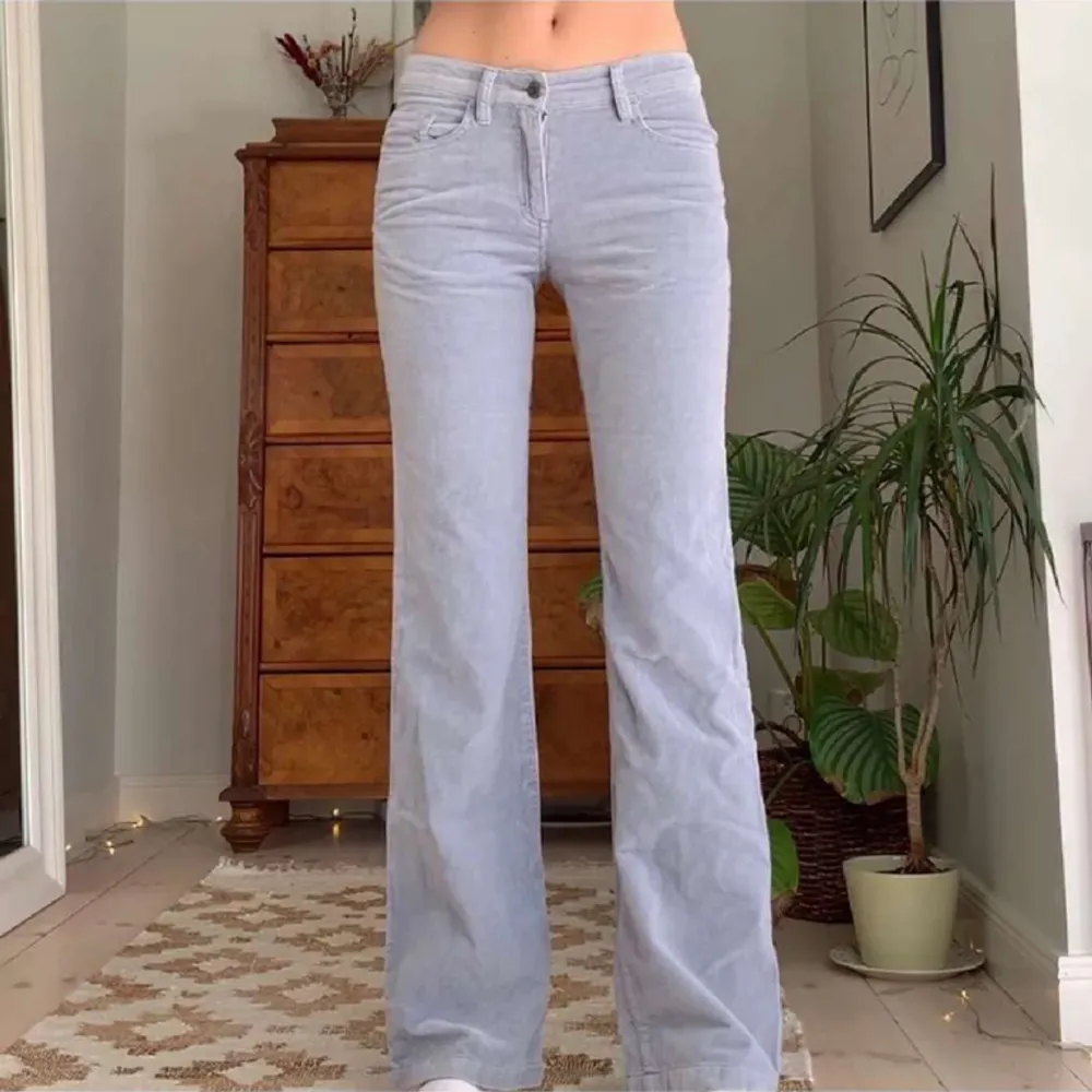 Low waist byxor med snygga fickor, storlek: 34. Köpt här på plick, aldrig använt då de är för små. (lånad bild). Jeans & Byxor.