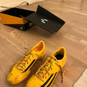 F50 Adizero fg Messi fotbolls skor  - Fotbolls skor i bra skick använda en månad säljer billigt  
