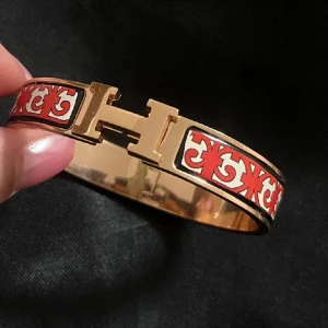 Unikt H armband😍 - Helt nytt rostfritt armband 😍😍😍✨ så snygg och unik i designen 😍✨✨