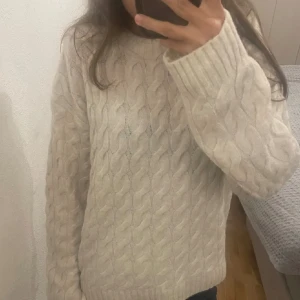 NY stickad tröja - Säljer denna helt oanvända kabelstickade tröjan ifrån H&M, lappen är kvar! Den är superskön och mjuk, men tyvärr lite för stor för mig. Storlek 170 (skulle säga att det motsvarar XS/S). Nypris: 279kr ⭐️FRI FRAKT⭐️