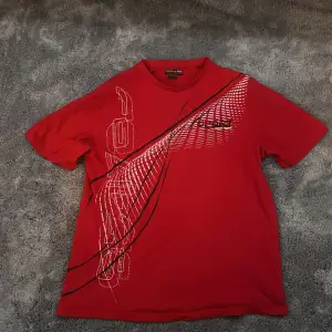 Röd T-shirt. Storlek L. Fint skick men använd. Jag ser inga brister. Skriv innan köp.