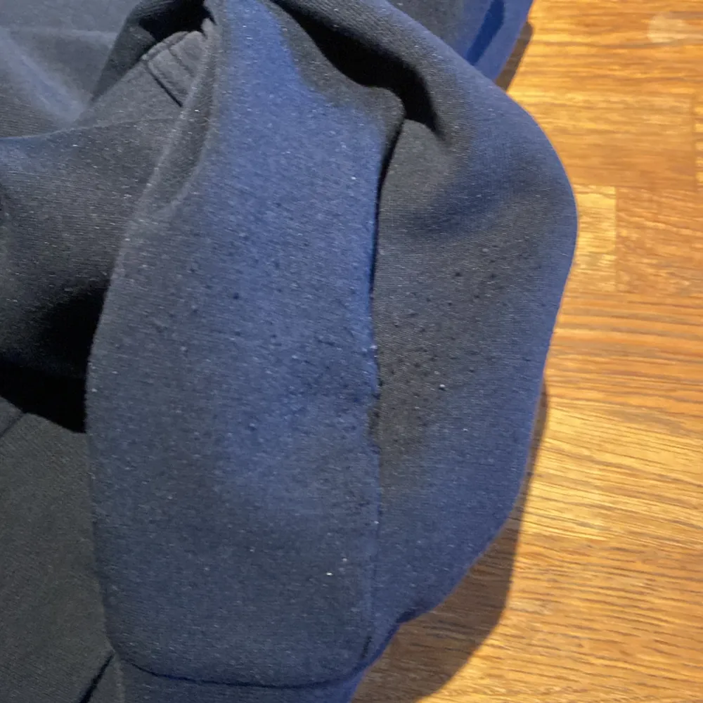 Ralph lauren hoodie, marinblå  Köpt och nypris för 1999kr Använd ett fåtal gånger.  Finns inget fel på den, de ända är att i sidan vid midjan har den blivit nopprig men syns knappt. För mer frågor kontakta gärna.  *Pris går att diskutera*. Tröjor & Koftor.