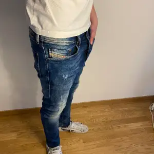 Modell: 186cm  Riktigt snygga Disel jeans till våren!