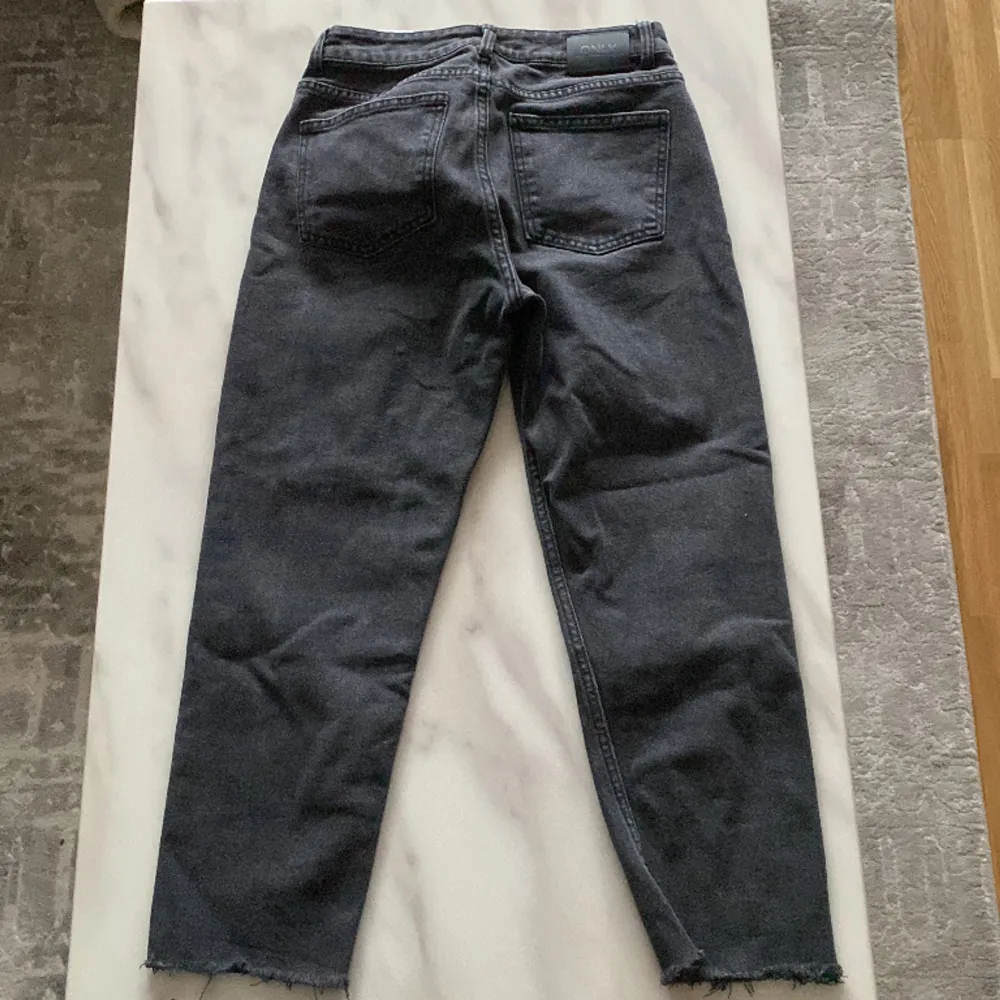 Jeans från ONLY,  Storlek: W28 & L30 Färg: mörkgrå Dem är i bra skick, knappt använda. . Jeans & Byxor.