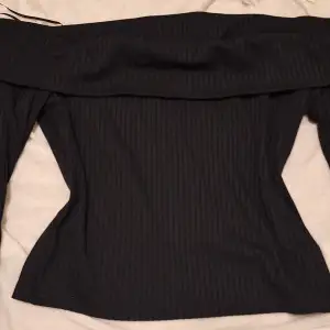 En svart off shoulder tröja ifrån h&m! Har använt den några gånger men inga defekter. Ganska tunt material 💕 Storlek L men den passar även M (ksk passar S också!)