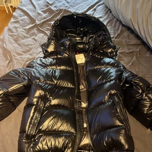 Moncler Maya svart  - En Moncler Maya i svart storlek 1. Hör av vid fler frågor, bilder och pris. Mvh. Passar både man och kvinna.