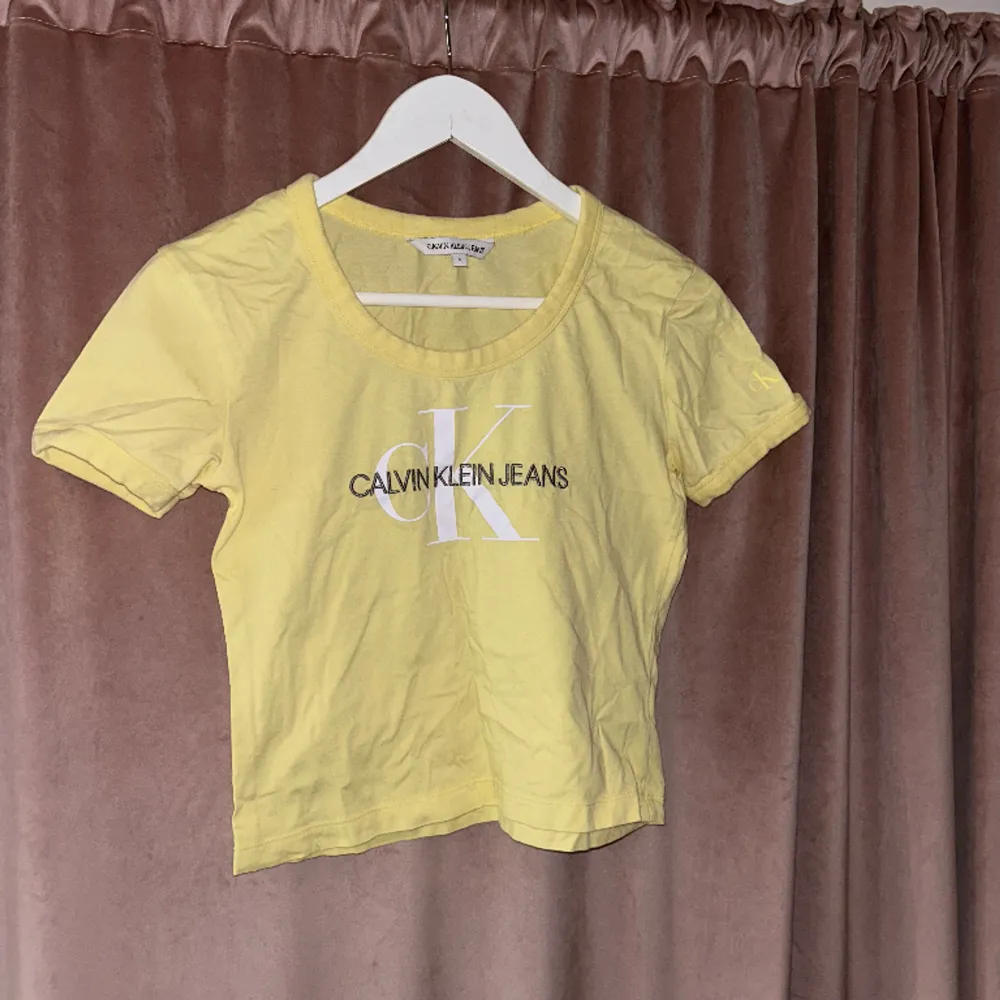 Gul Calvin Klein T-Shirt/Crop-Top🌼Den är i superbra skick och i storlek XS. T-shirts.