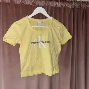 Gul Calvin Klein T-Shirt/Crop-Top🌼Den är i superbra skick och i storlek XS