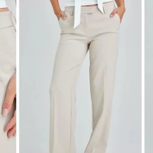 Beiga kostymbyxor från bikbok  - Jag säljer mina beiga kostymbyxor från bikbok då de inte kommer till användning . Bara använda 1 gång så i stort sätt som nya. Jag är 167 och har strl 36. Kontakta gärna mig innan du köper och har du någon fråga är det bara skriva till mig❤️