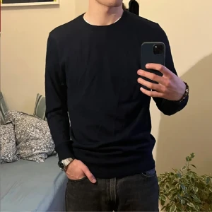 Merinoull tröja a days march - Tja, säljer nu min riktiga snygga och trendiga blå merino Ulls tröja från a days match. Inga defekter alls. Modellen är 180 och väger 69. Ny pris 999❕hör av er vid minsta lilla fundering